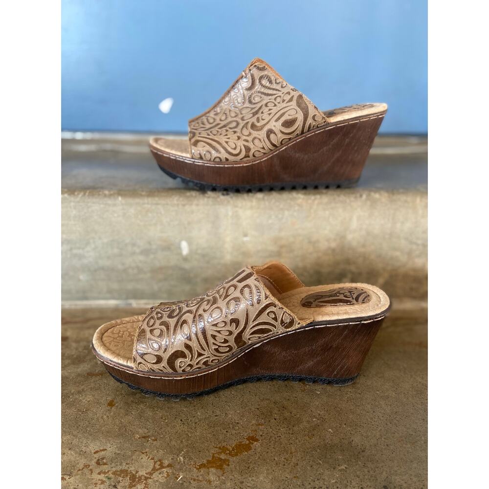 b.o.c. Brown Embossed leather lug sole platform wedge sandal - Picture 3 of 12